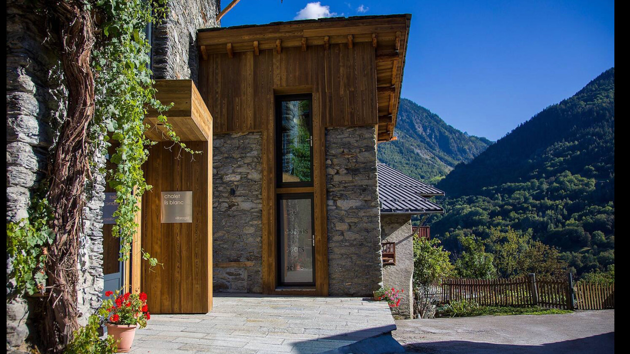 Stylish 5 bedroom chalet just minutes from the high-speed lift in Villaroger les Arcs