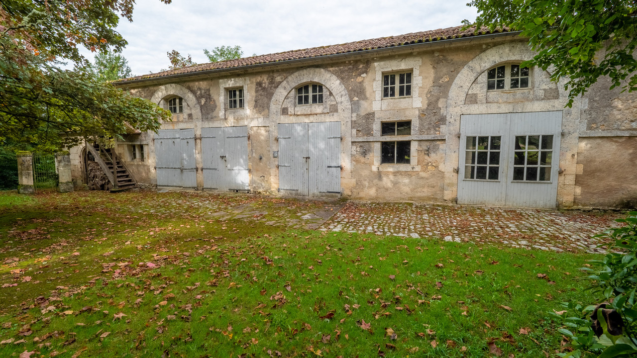 Grand Château, from the XV, to XVII c in 56 ha - 4