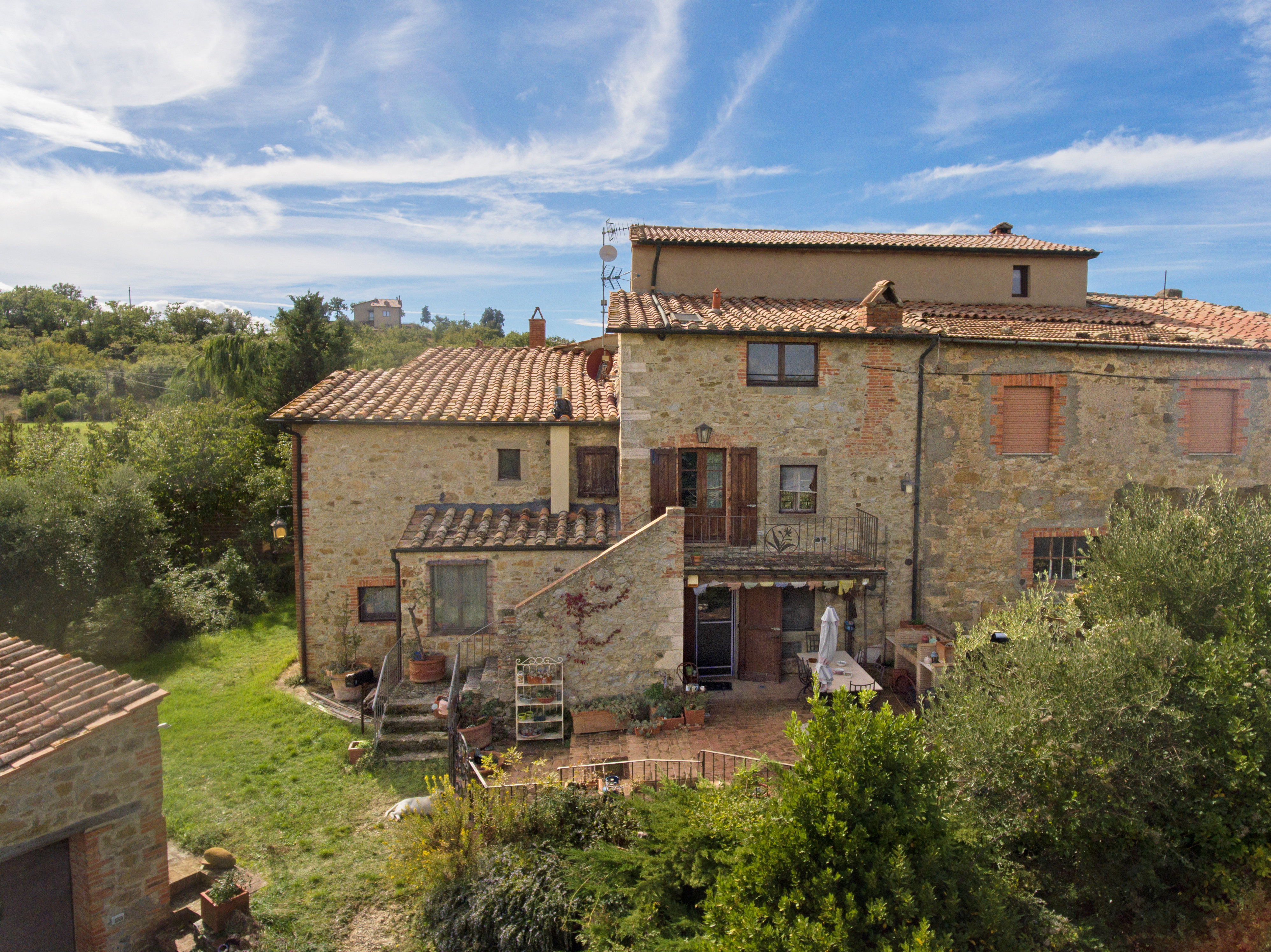 Beautiful authentic terraced farmhouse in Val d'Orcia with pool