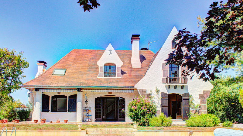 Delightful Villa, Unique Style with Pool, 7 Bedrooms, Quiet Residential Location