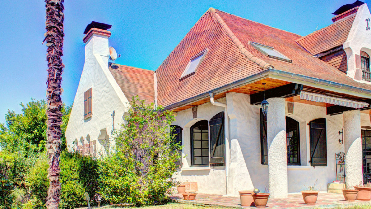 Delightful Villa, Unique Style with Pool, 7 Bedrooms, Quiet Residential Location - 3