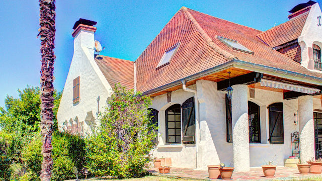 Delightful Villa, Unique Style with Pool, 7 Bedrooms, Quiet Residential Location - 3
