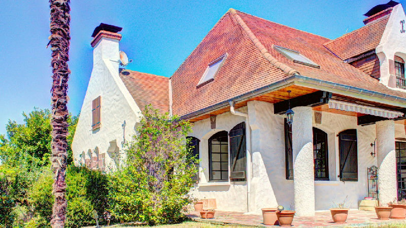 Delightful Villa, Unique Style with Pool, 7 Bedrooms, Quiet Residential Location - 3