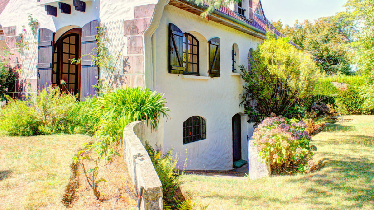 Delightful Villa, Unique Style with Pool, 7 Bedrooms, Quiet Residential Location - 4