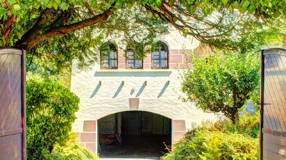 Delightful Villa, Unique Style with Pool, 7 Bedrooms, Quiet Residential Location - 5
