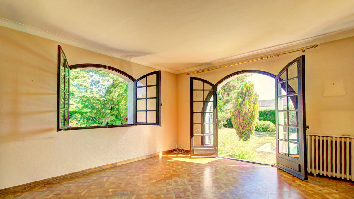 Delightful Villa, Unique Style with Pool, 7 Bedrooms, Quiet Residential Location - 6