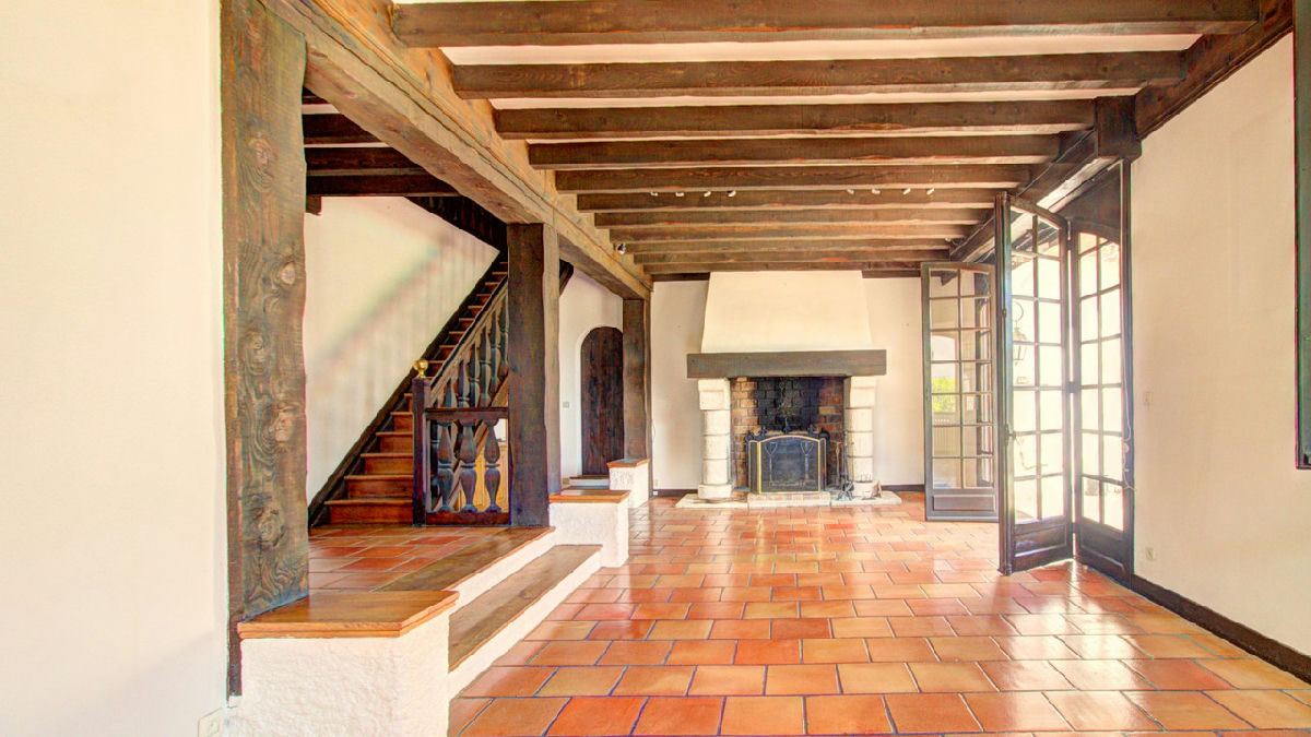 Delightful Villa, Unique Style with Pool, 7 Bedrooms, Quiet Residential Location - 8