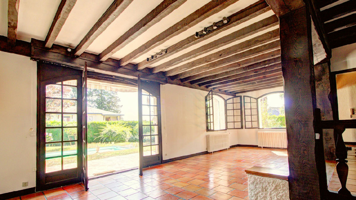 Delightful Villa, Unique Style with Pool, 7 Bedrooms, Quiet Residential Location - 9