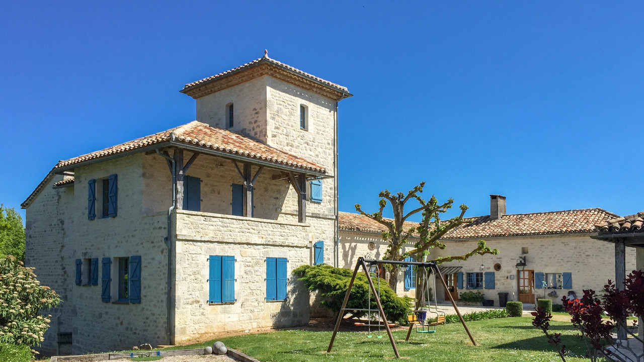 High quality renovated "petit Chateau" with maison d’amis, further outbuildings, pool and 15 ha of land