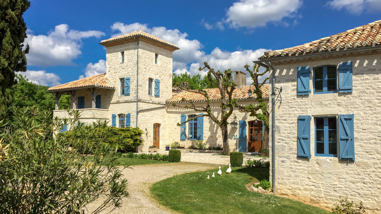 High quality renovated "petit Chateau" with maison d’amis, further outbuildings, pool and 15 ha of land - 2