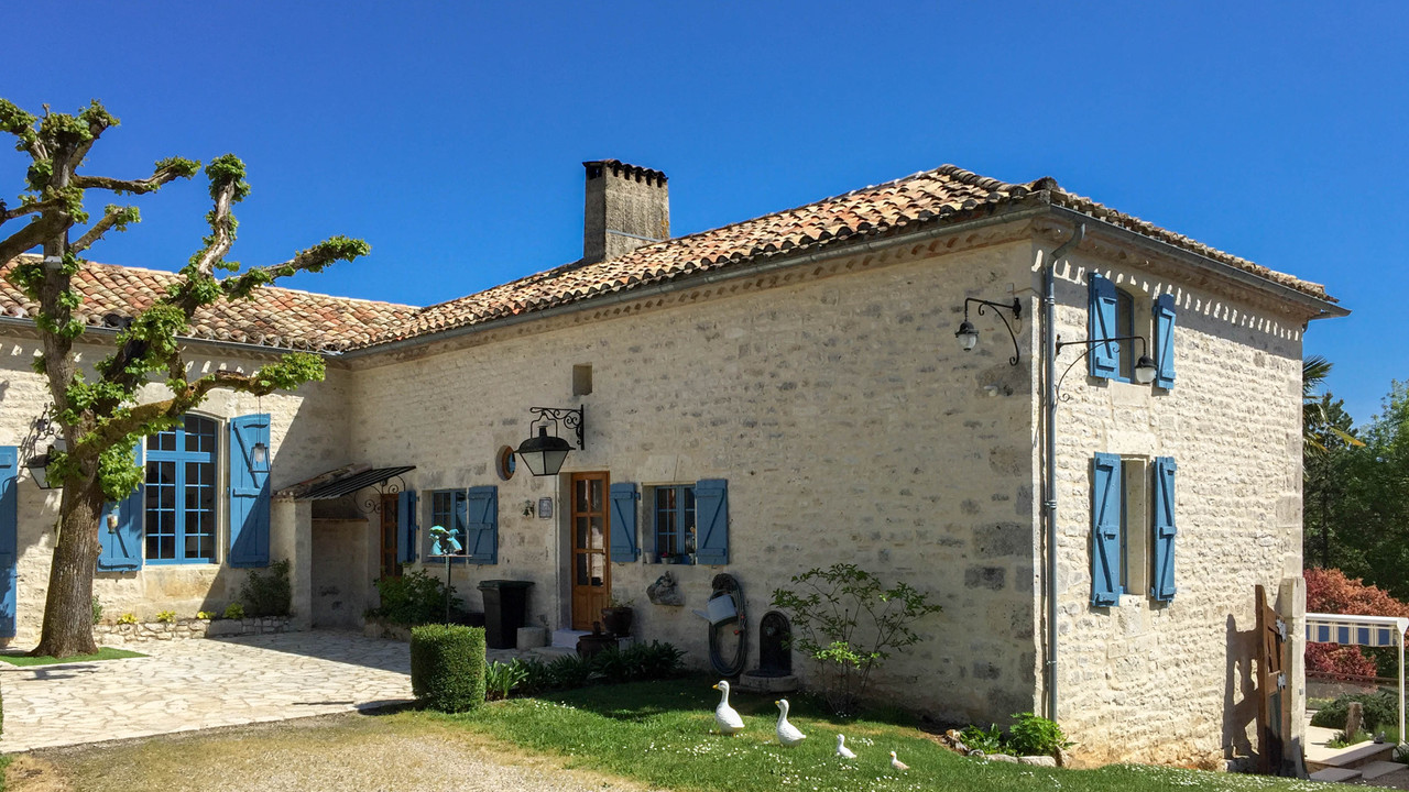 High quality renovated "petit Chateau" with maison d’amis, further outbuildings, pool and 15 ha of land - 3