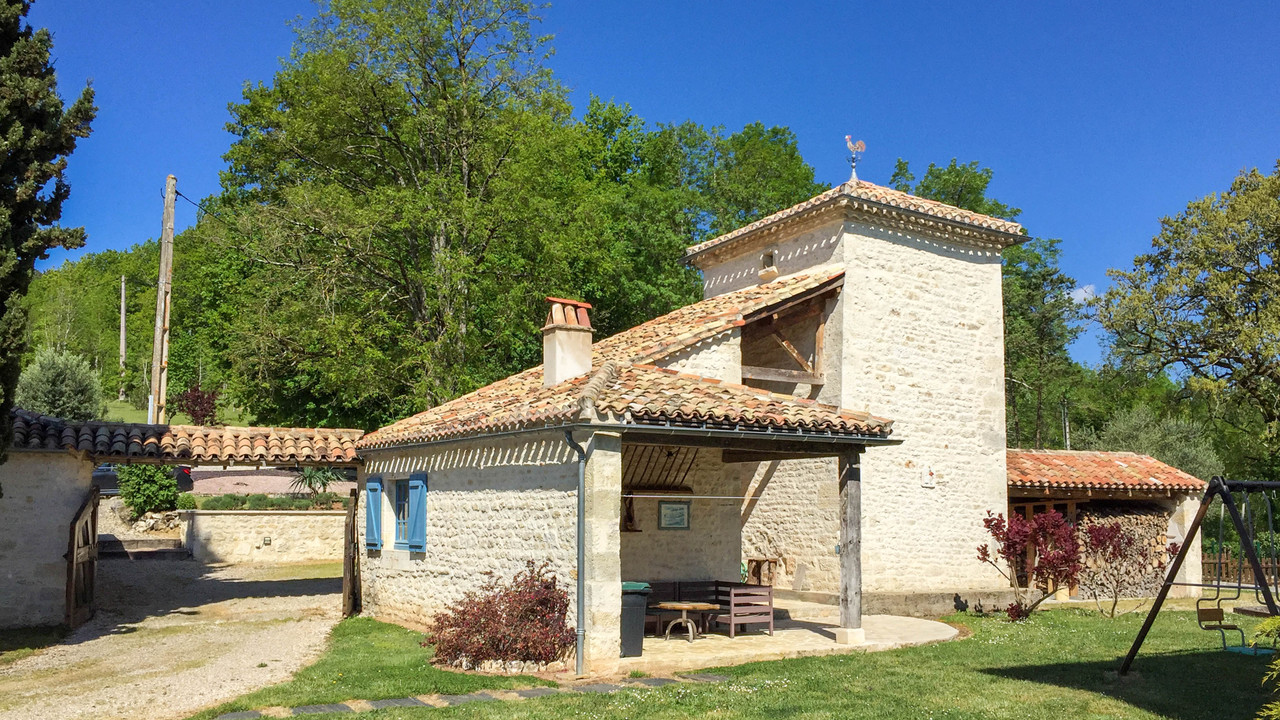 High quality renovated "petit Chateau" with maison d’amis, further outbuildings, pool and 15 ha of land - 4