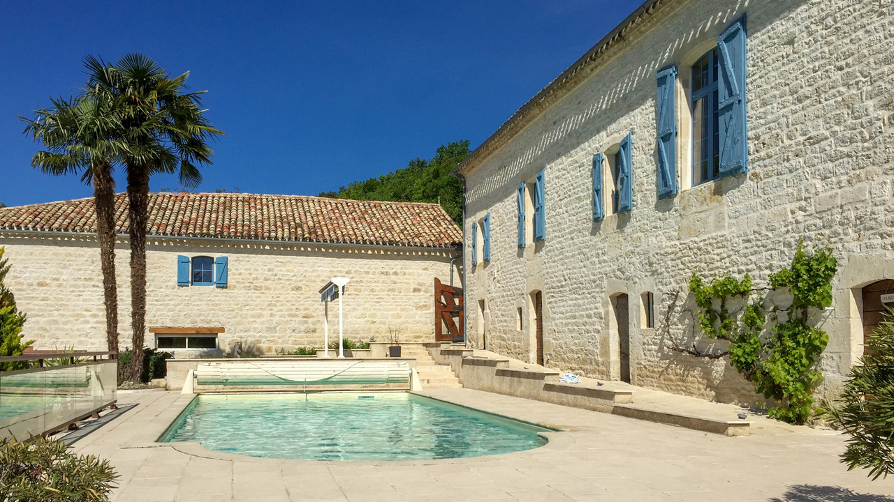 High quality renovated "petit Chateau" with maison d’amis, further outbuildings, pool and 15 ha of land - 5