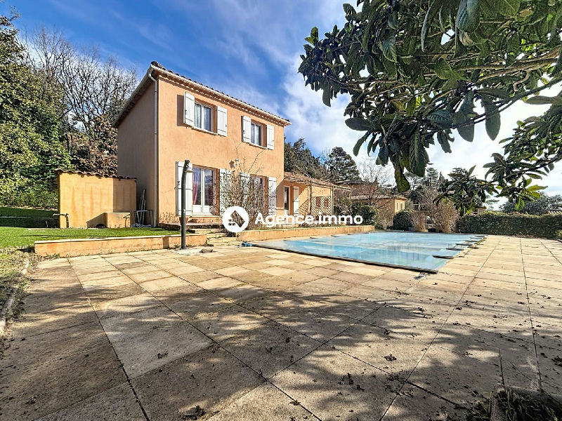 House T5 with pool, garage and enclosed land in a quiet environment