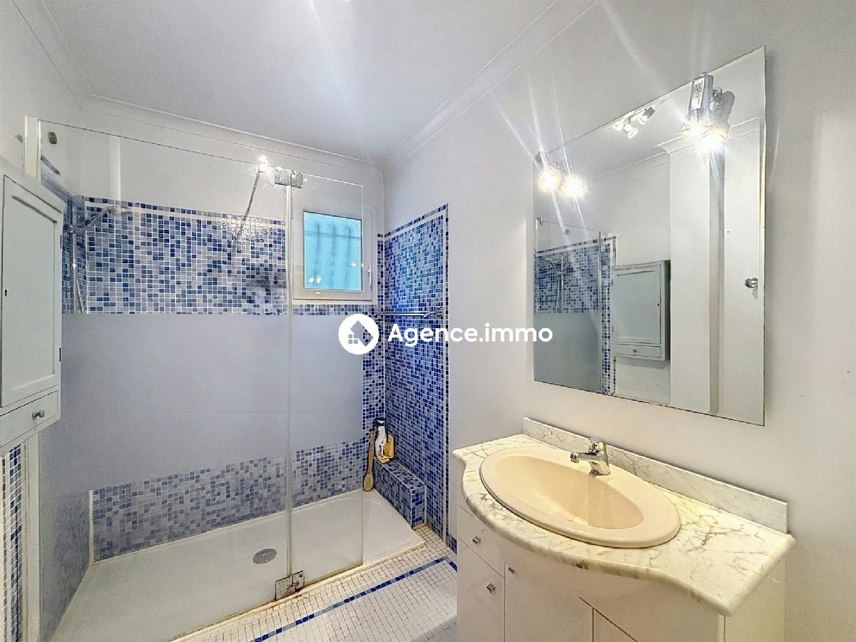 House T5 with pool, garage and enclosed land in a quiet environment - 12