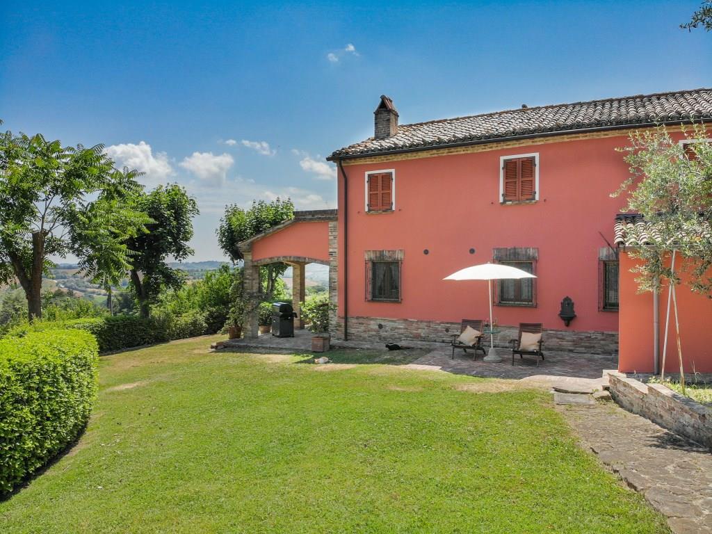 Restored country house with swimming pool, 5 bedrooms and 2 bathrooms in Le Marche, just 20 km from the Adriatic coast