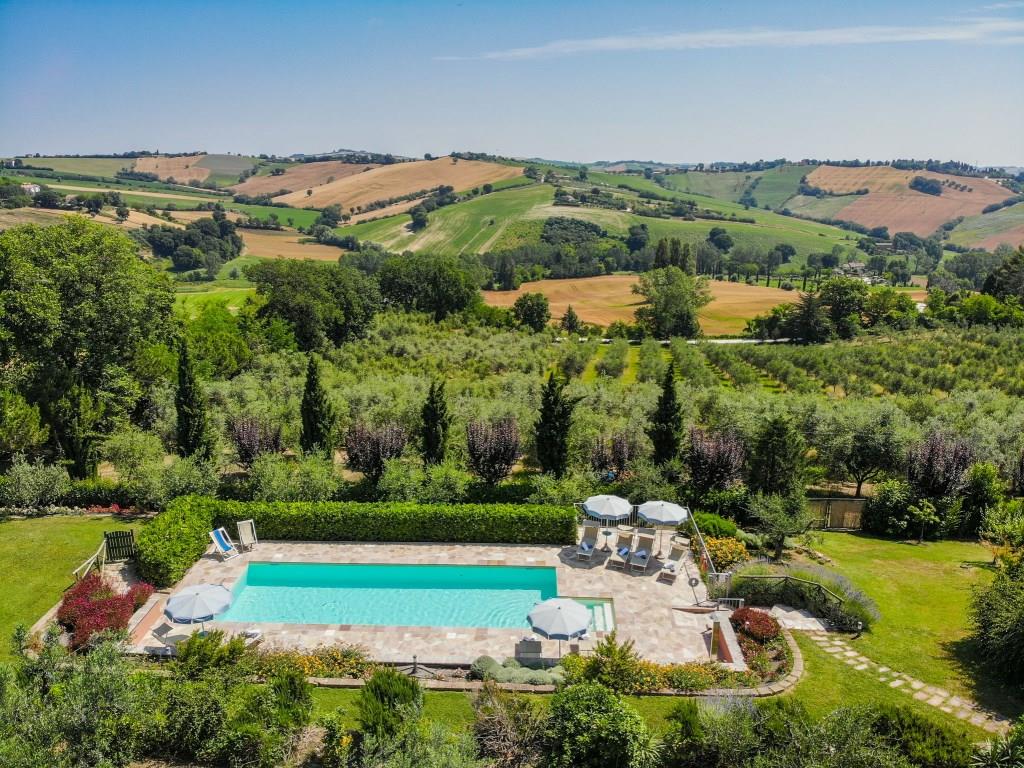Restored country house with swimming pool, 5 bedrooms and 2 bathrooms in Le Marche, just 20 km from the Adriatic coast - 2