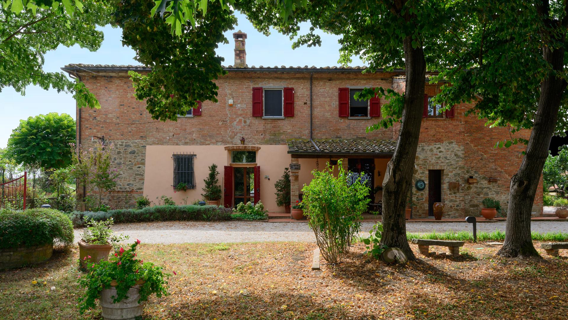 Rustic Tuscan Stone Family Farmhouse with 4 bedrooms near village