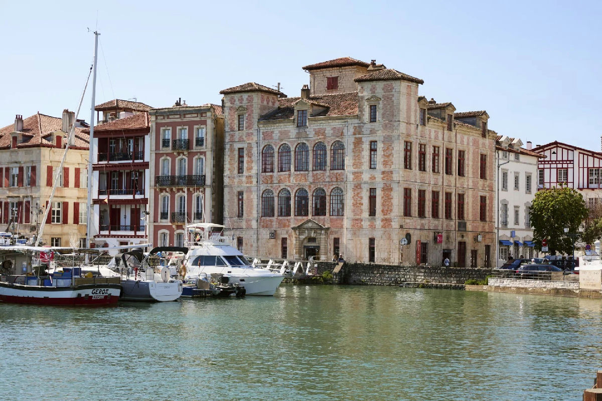 A Historic, 17th-CENTURY Residence Emblematic Of The City - 1