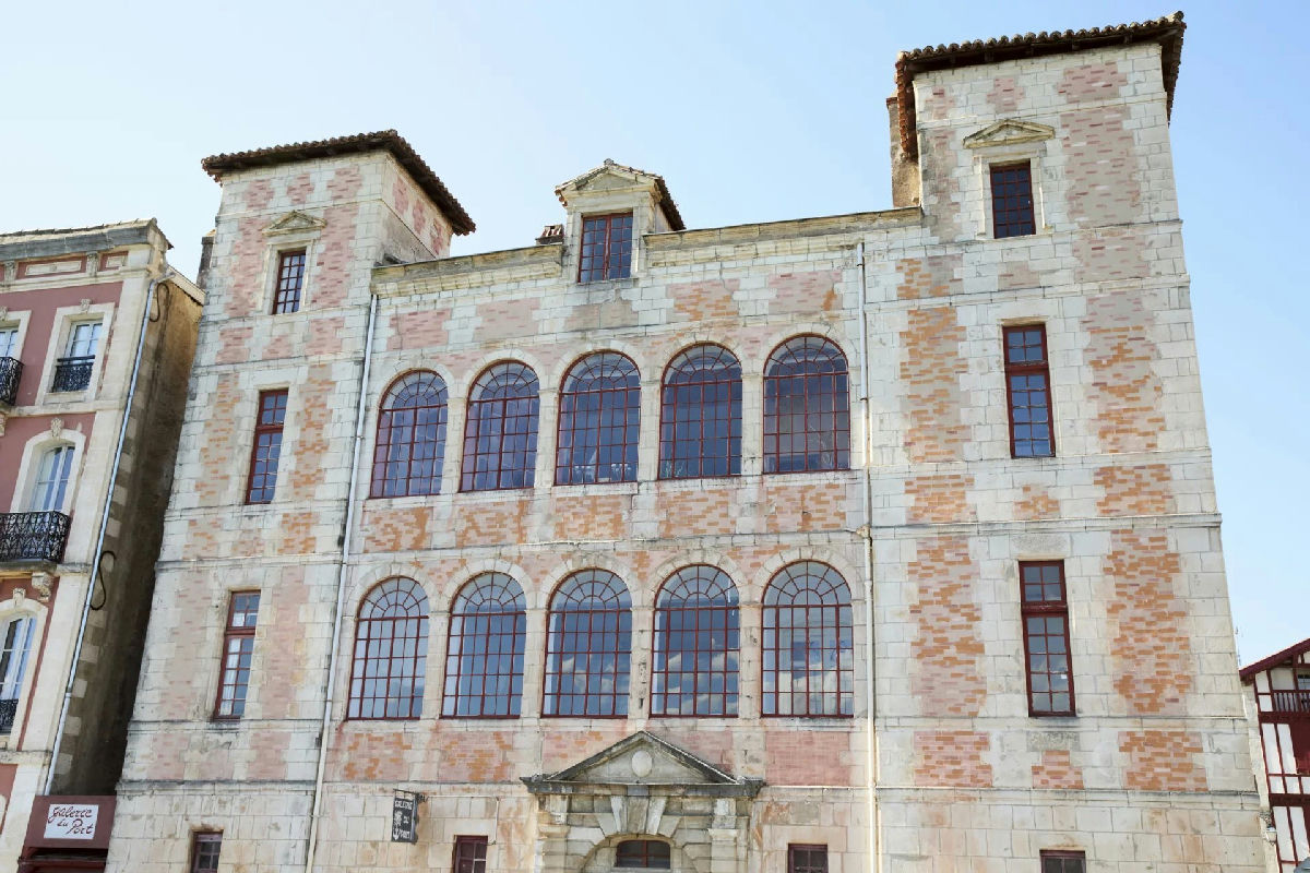 A Historic, 17th-CENTURY Residence Emblematic Of The City - 12