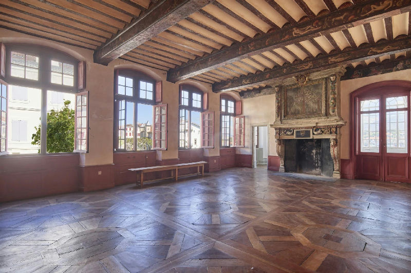 A Historic, 17th-CENTURY Residence Emblematic Of The City - 4