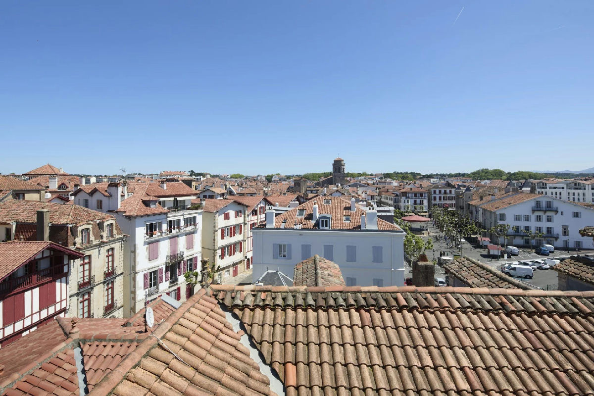 A Historic, 17th-CENTURY Residence Emblematic Of The City - 9
