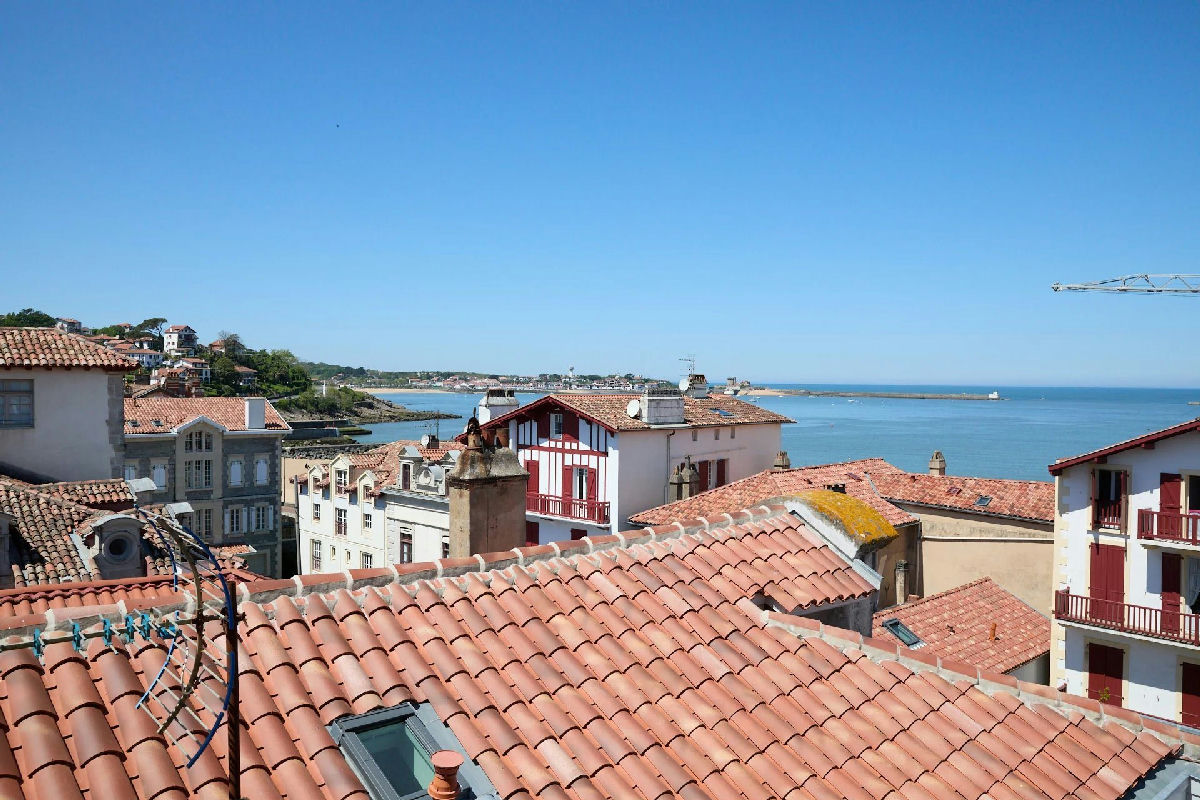 A Historic, 17th-CENTURY Residence Emblematic Of The City - 10