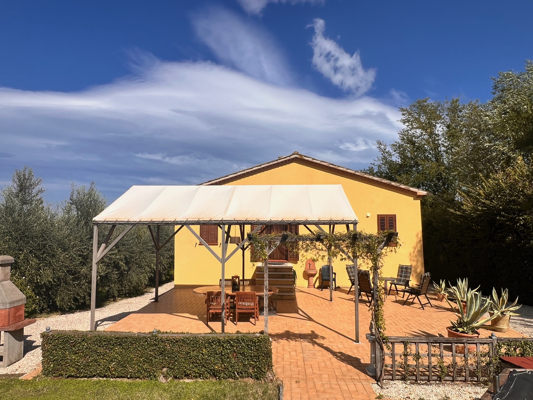 Renovated country house in Montalfoglio with possibility of 4 bedrooms, 2 bathrooms, above-ground pool, panoramic views