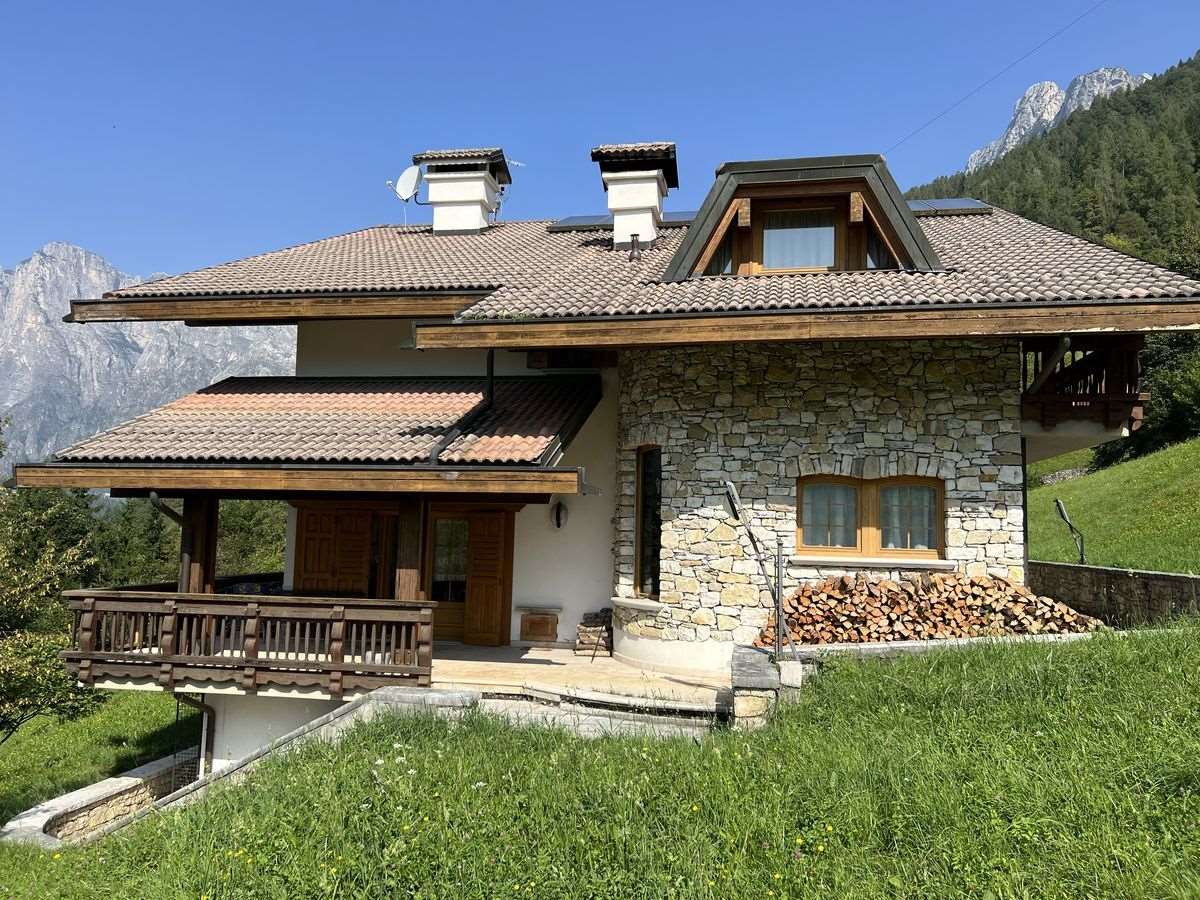 A prestigious large villa just a few kilometres from the most beautiful ski slopes of the Dolomiti Super Ski area