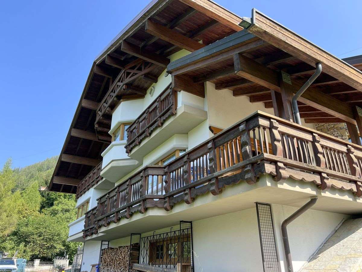 A prestigious large villa just a few kilometres from the most beautiful ski slopes of the Dolomiti Super Ski area - 2