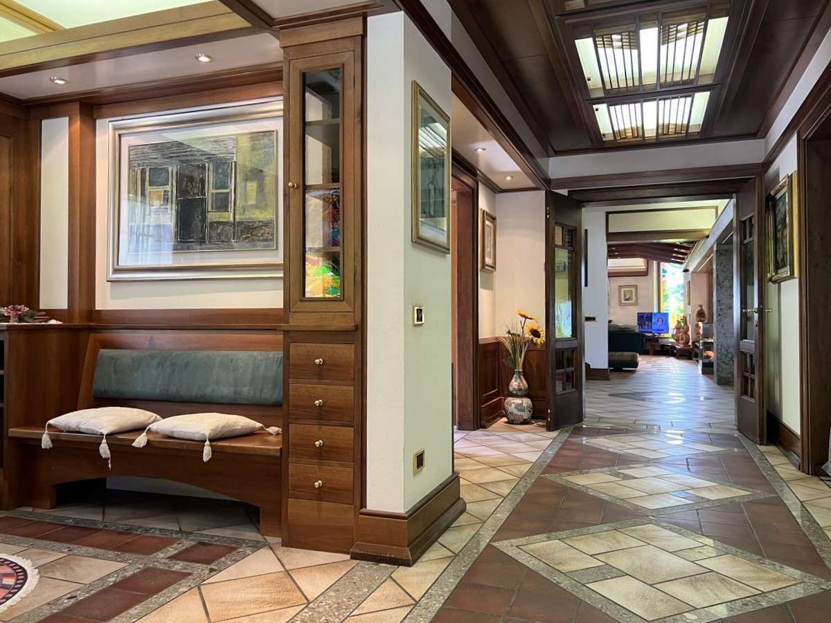 A prestigious large villa just a few kilometres from the most beautiful ski slopes of the Dolomiti Super Ski area - 3