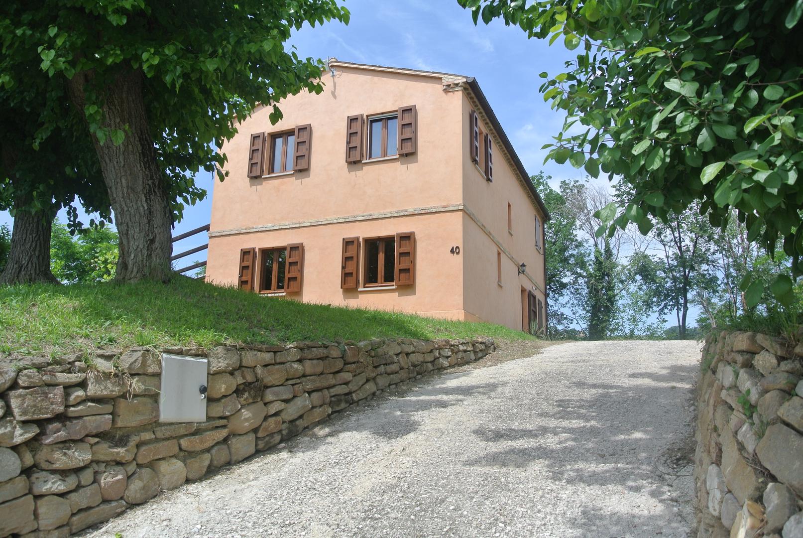 Restored, immediately habitable house with garden, as a holiday home, beautifully finished and located amid the rolling hills of Le Marche