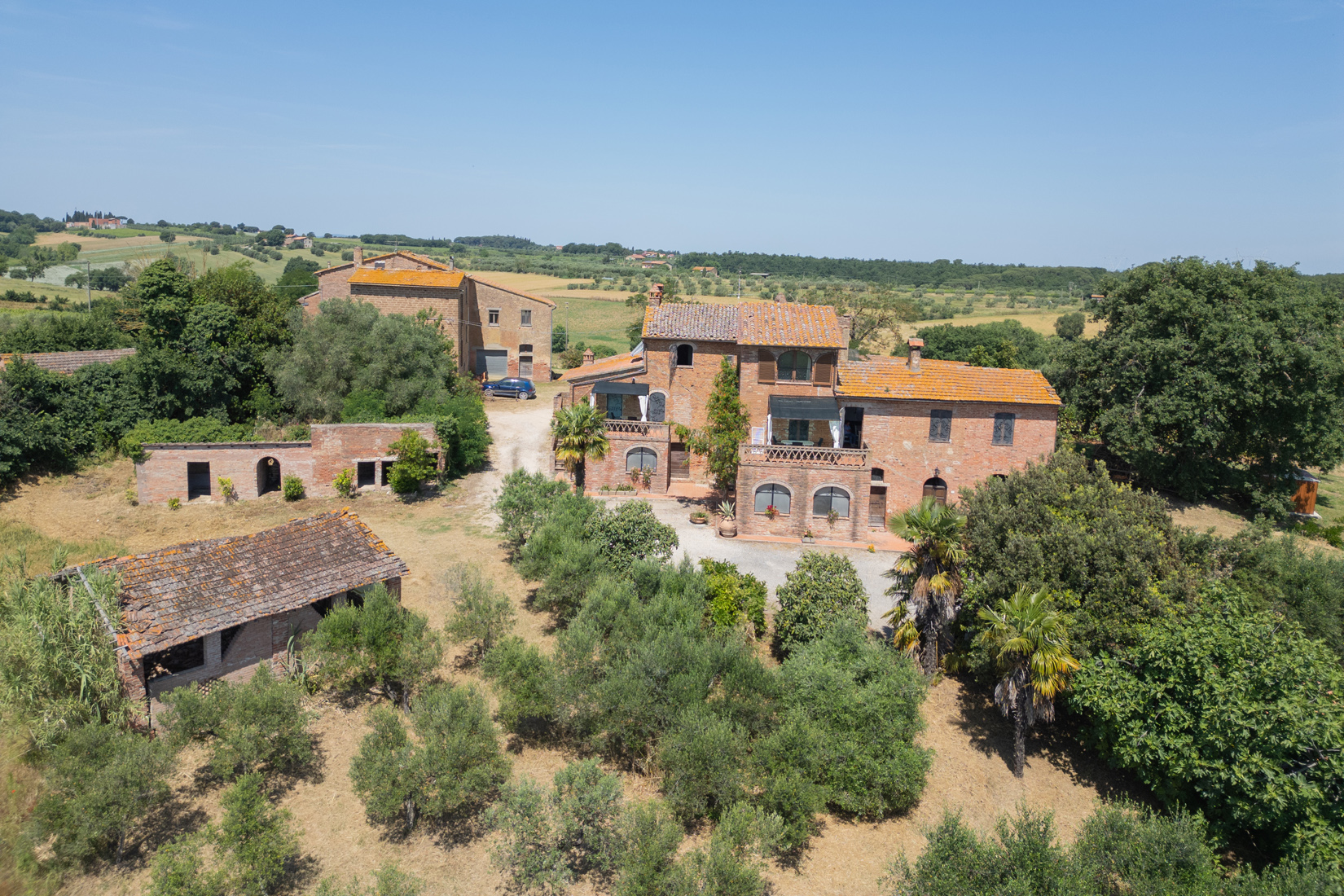 Spacious rustic semi-detached house with several apartments and swimming pool near Lake Trasimeno