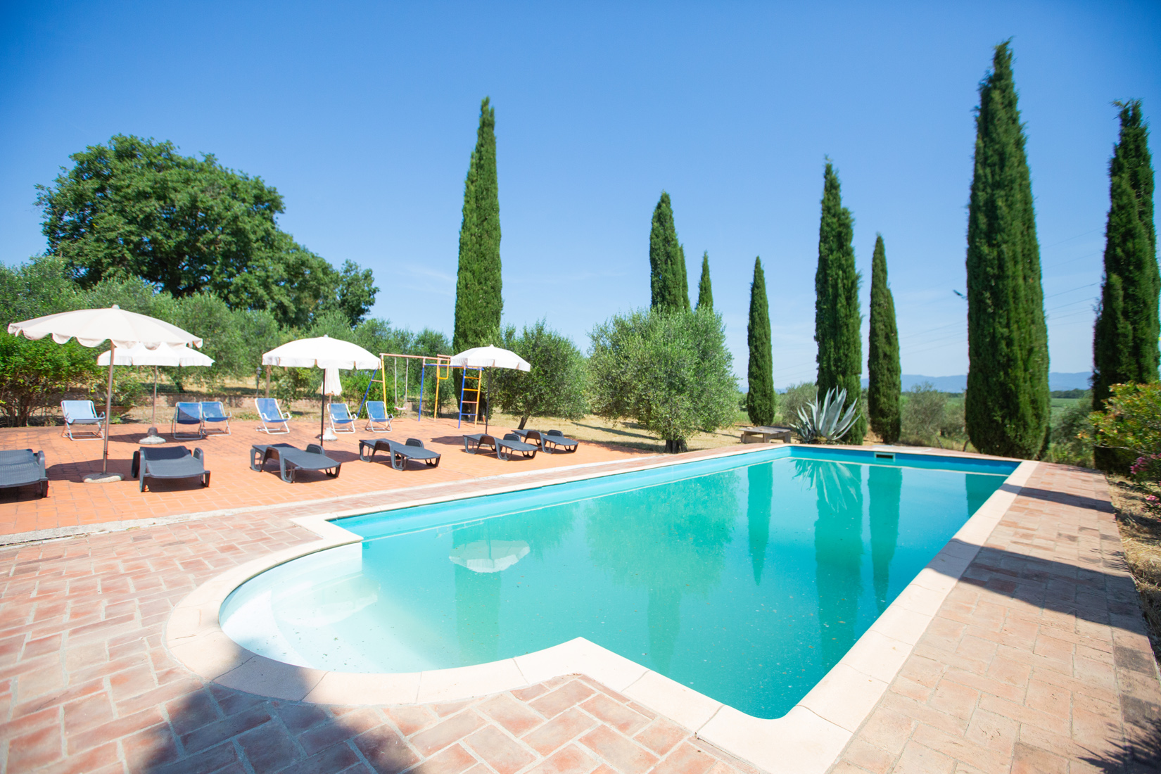 Spacious rustic semi-detached house with several apartments and swimming pool near Lake Trasimeno - 3