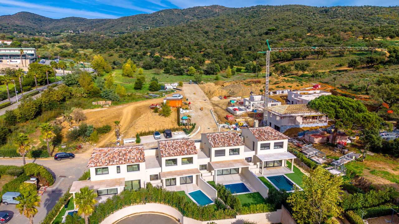 Contemporary recent villa, close to amenities and just minutes from the town center