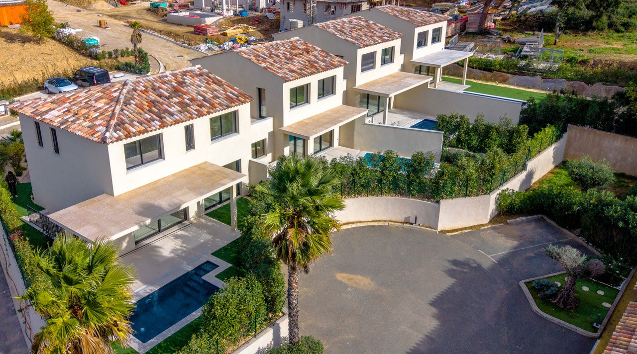 Contemporary recent villa, close to amenities and just minutes from the town center - 2