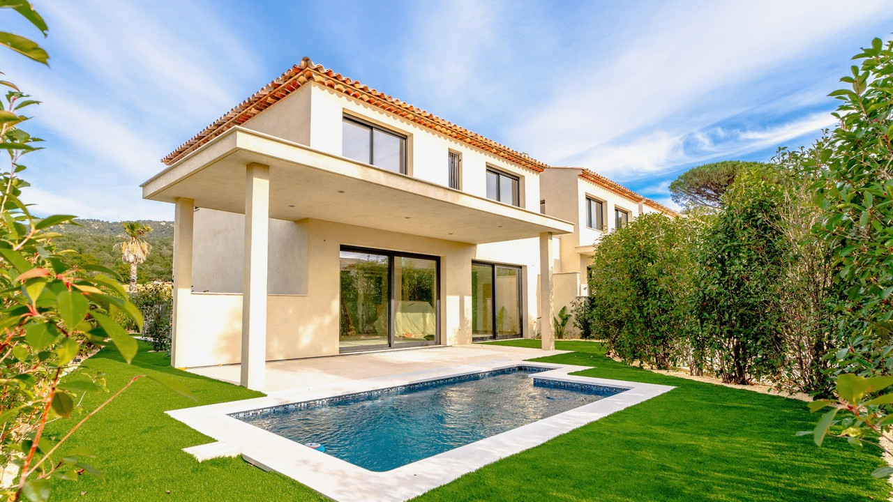 Contemporary recent villa, close to amenities and just minutes from the town center - 3