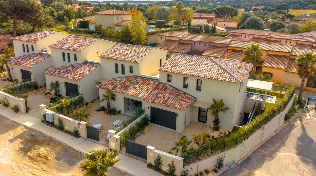 Contemporary recent villa, close to amenities and just minutes from the town center - 4