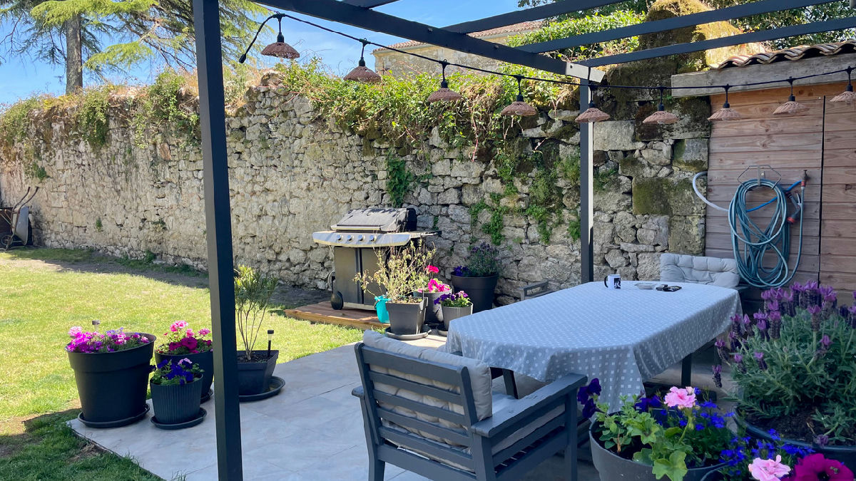 Fabulous large fully renovated 4/5 bedroom stone village property with garden in the heart of Fronsac - 4