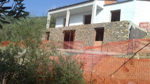 Villa for sale in basic construction in a zone of natural beauty