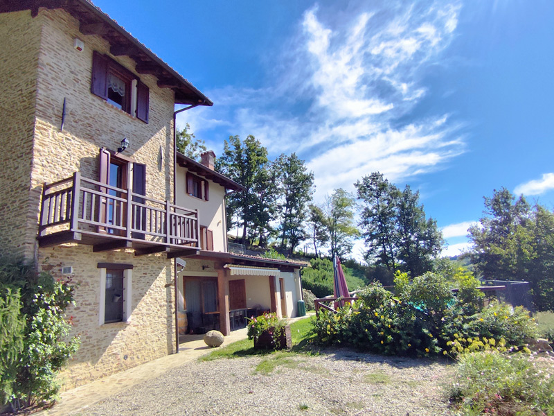 Restored villa with 5 bedrooms, 3 bathrooms, and beautiful pool