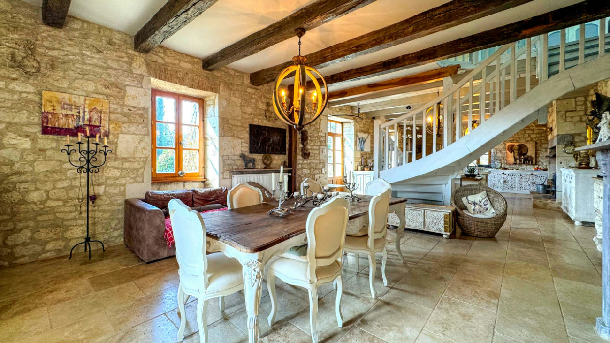 Modern country living with swimming pool and equestrian facilities – the perfect French lifestyle! - 4