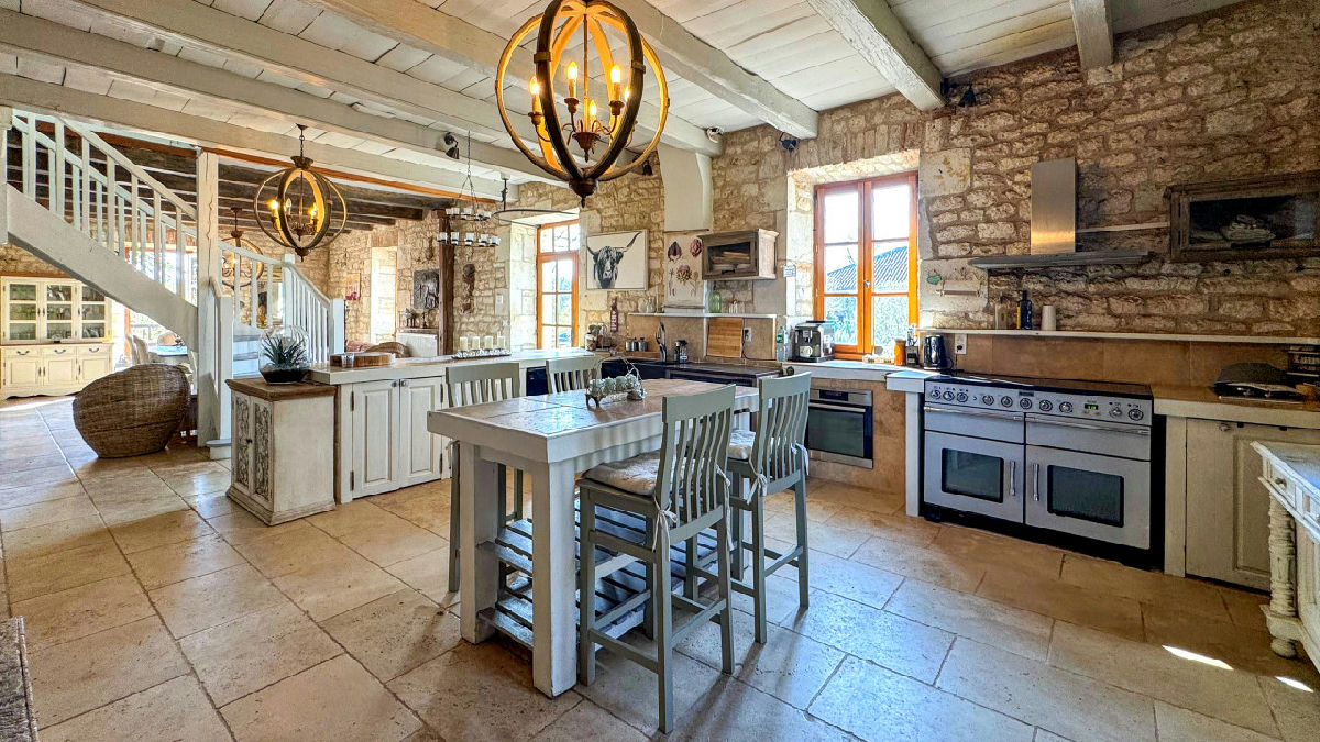 Modern country living with swimming pool and equestrian facilities – the perfect French lifestyle! - 5