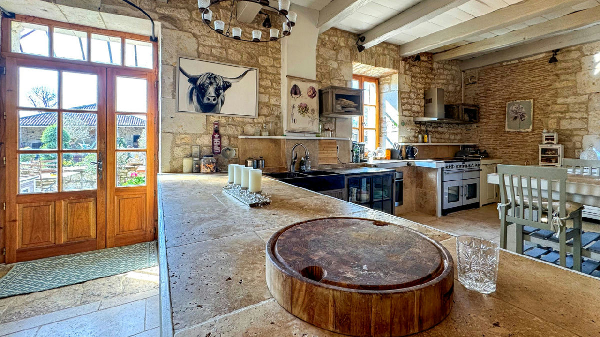 Modern country living with swimming pool and equestrian facilities – the perfect French lifestyle! - 6
