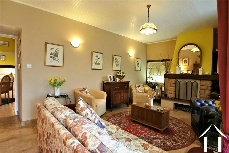 2 bedroom stone house, small garden and nice view. Burgundy