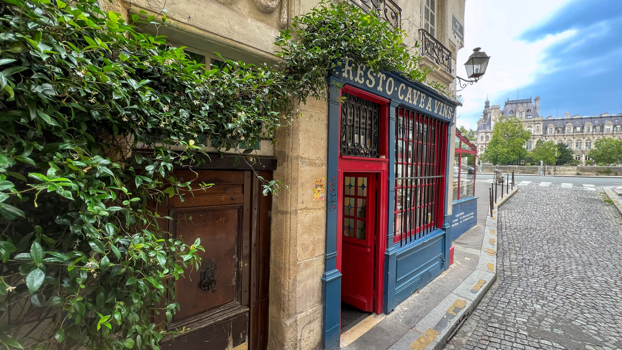 Ile de la Cité, Notre Dame. One Bedroom apt fully renovated, 34m², 2nd Floor. Views of the Seine and