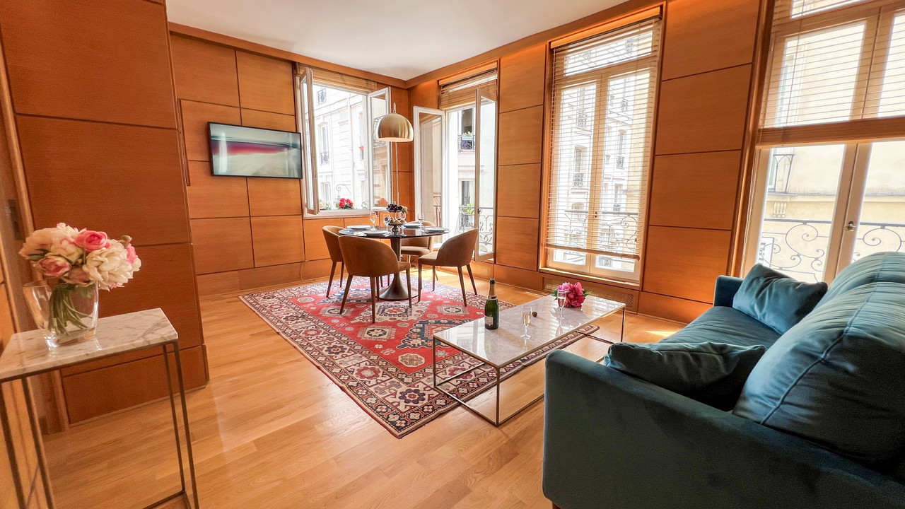 Ile de la Cité, Notre Dame. One Bedroom apt fully renovated, 34m², 2nd Floor. Views of the Seine and - 3