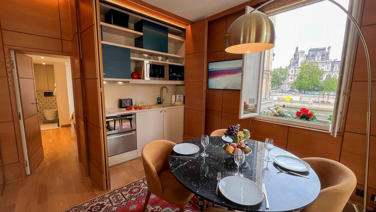 Ile de la Cité, Notre Dame. One Bedroom apt fully renovated, 34m², 2nd Floor. Views of the Seine and - 4