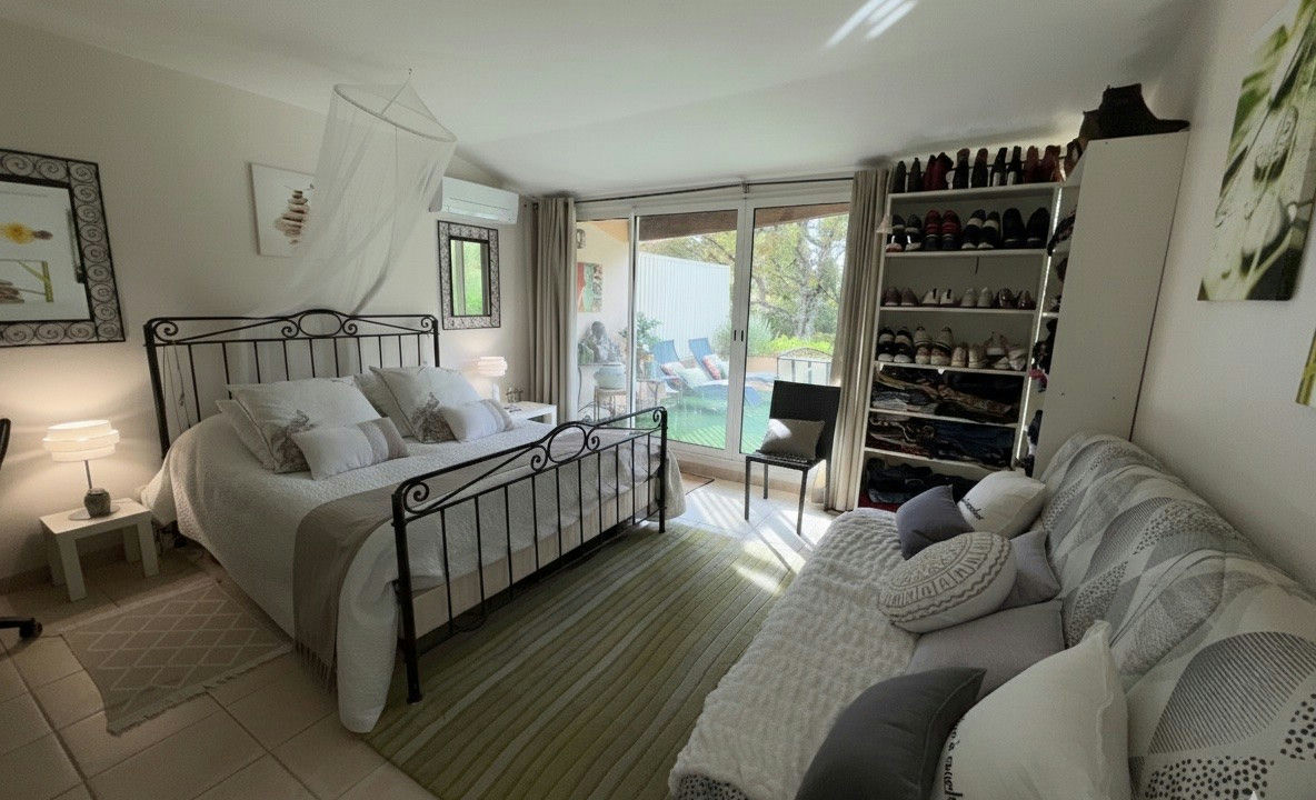 Beautiful property in Cotignac with 4 bedrooms, swimming pool, gardens and garage - 10