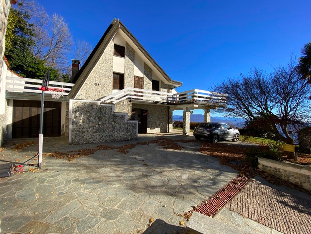 Magnificent villa with lake view on the dominant San Salvatore hill on Lake Maggiore